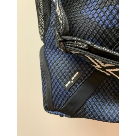 Go Dot Dash Black Blue Camo Bucket Tote Yoga Gym Travel Bag Cross Body Strap EUC - Picture 12 of 12